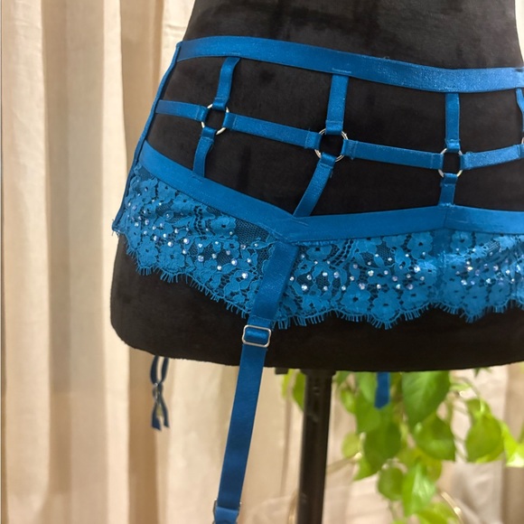 Victoria’s Secret Lace Garter Belt - Picture 3 of 8
